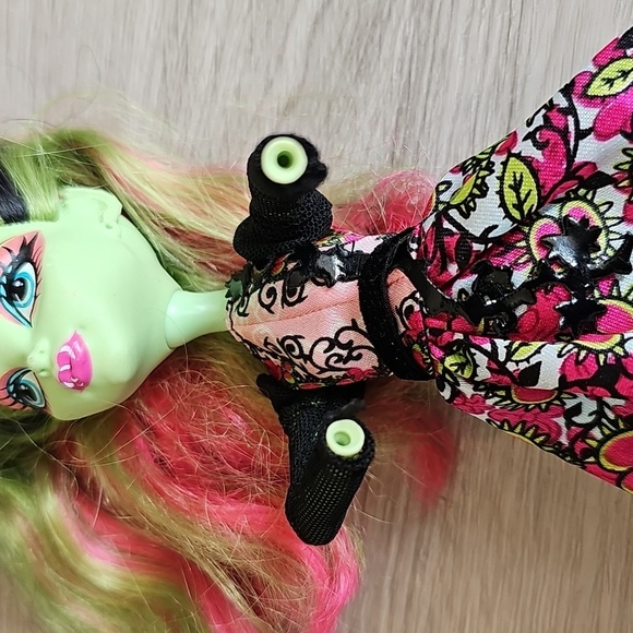 Monster High Venus McFlytrap Gloom And Bloom Doll *flaws***** - Picture 5 of 8